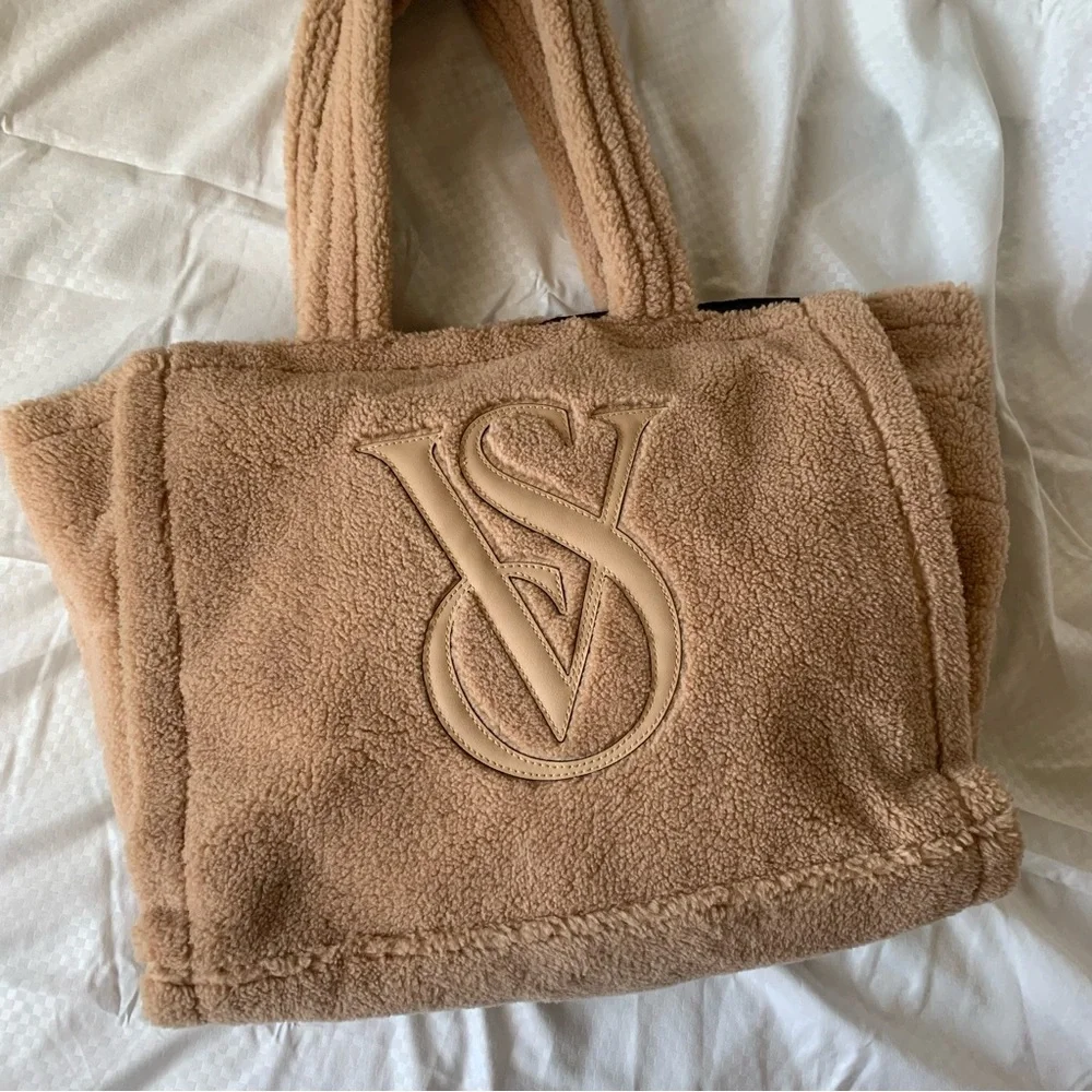 ୨୧ ･ﾟ✧ SOLD!! Victoria’s Secret Sherpa Bag - Picture 4 of 5